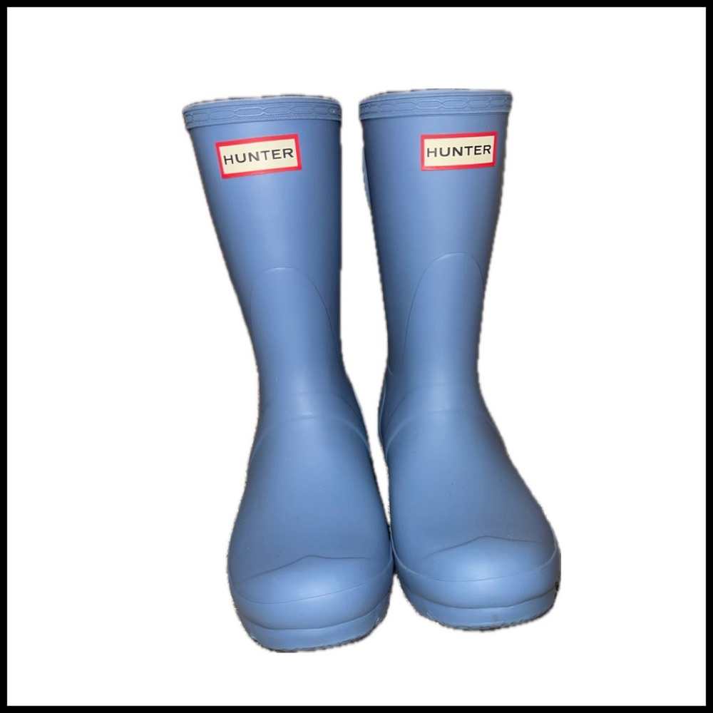 Women’s size 6 Hunter boots short. Like new, worn once. Comes without box.